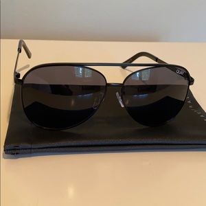 Quay Australia ‘Vivienne’ in Black/Smoke aviators
